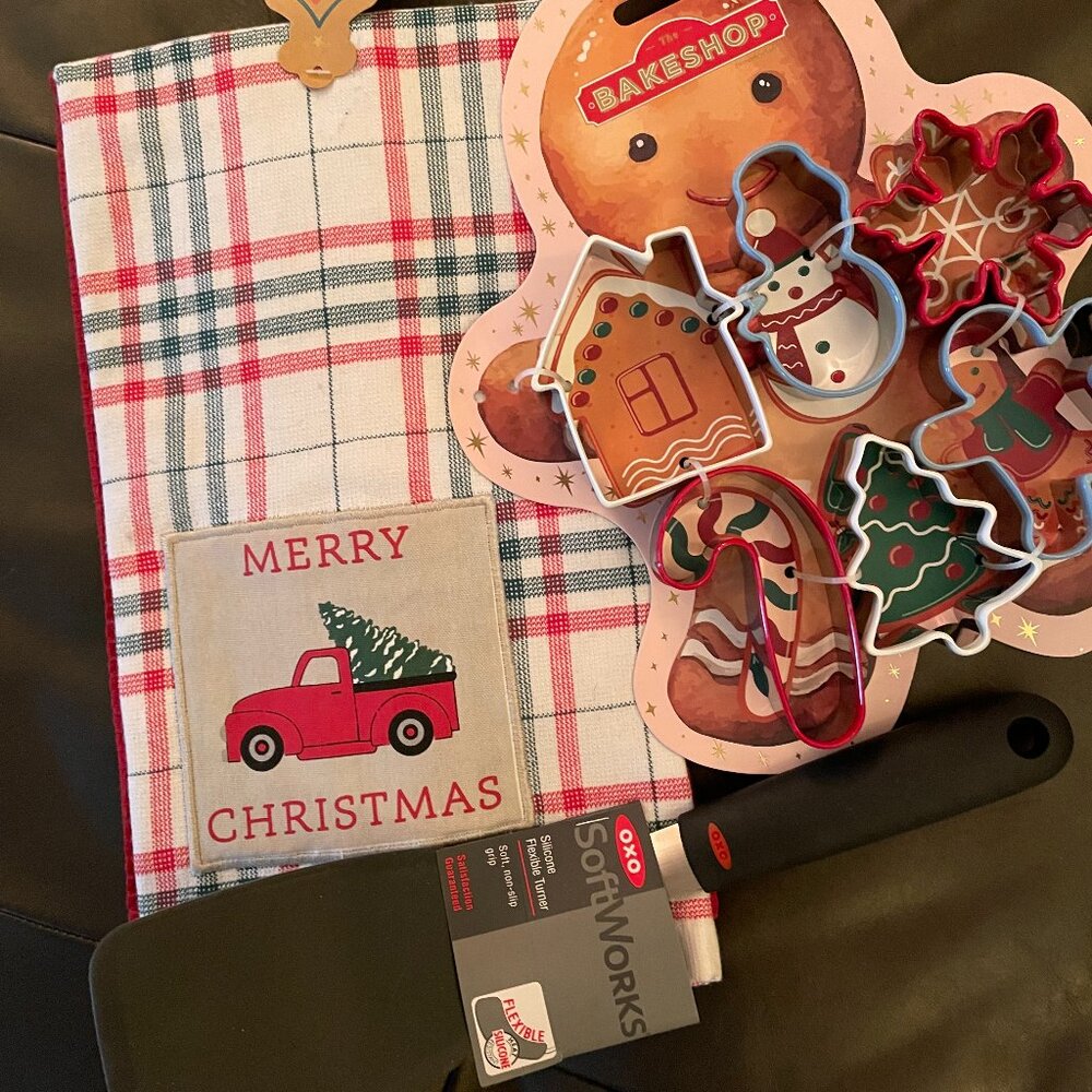 Set: OXO Silicone Spatula / Bakeshop Cookie Cutters / Merry & Bright Hand Towels - Picture 2 of 9